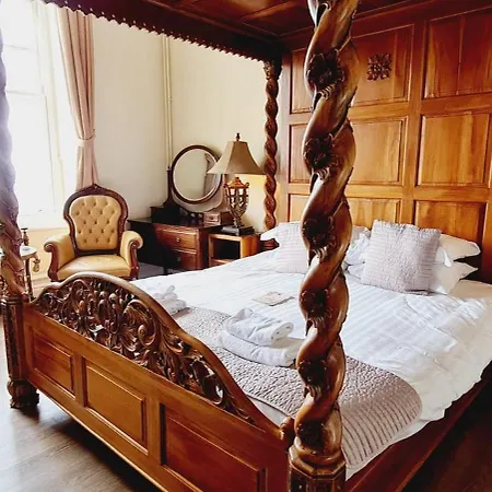 Отель Camelot Castle 3*